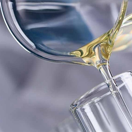 Adhésif acrylique sensible à la pression à base de solvant pour substrats PVC et PE